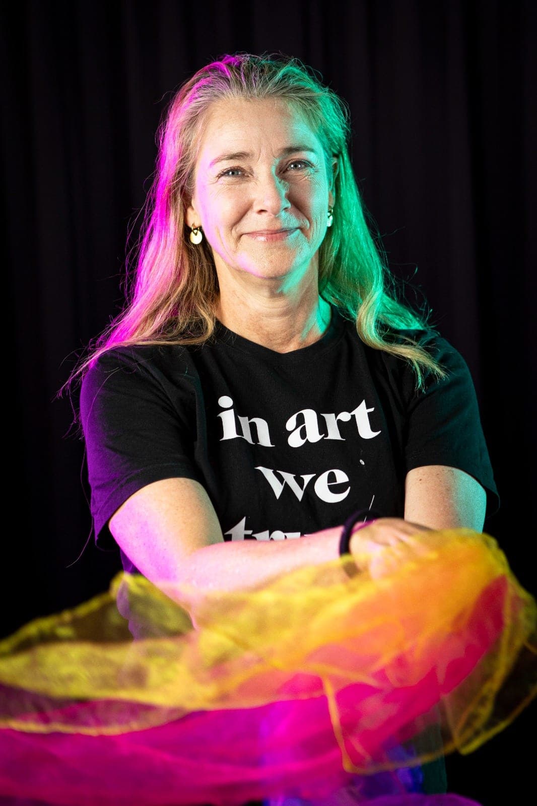 Portret van dansdocent Helga Verrijp met een sjaal over haar armen
