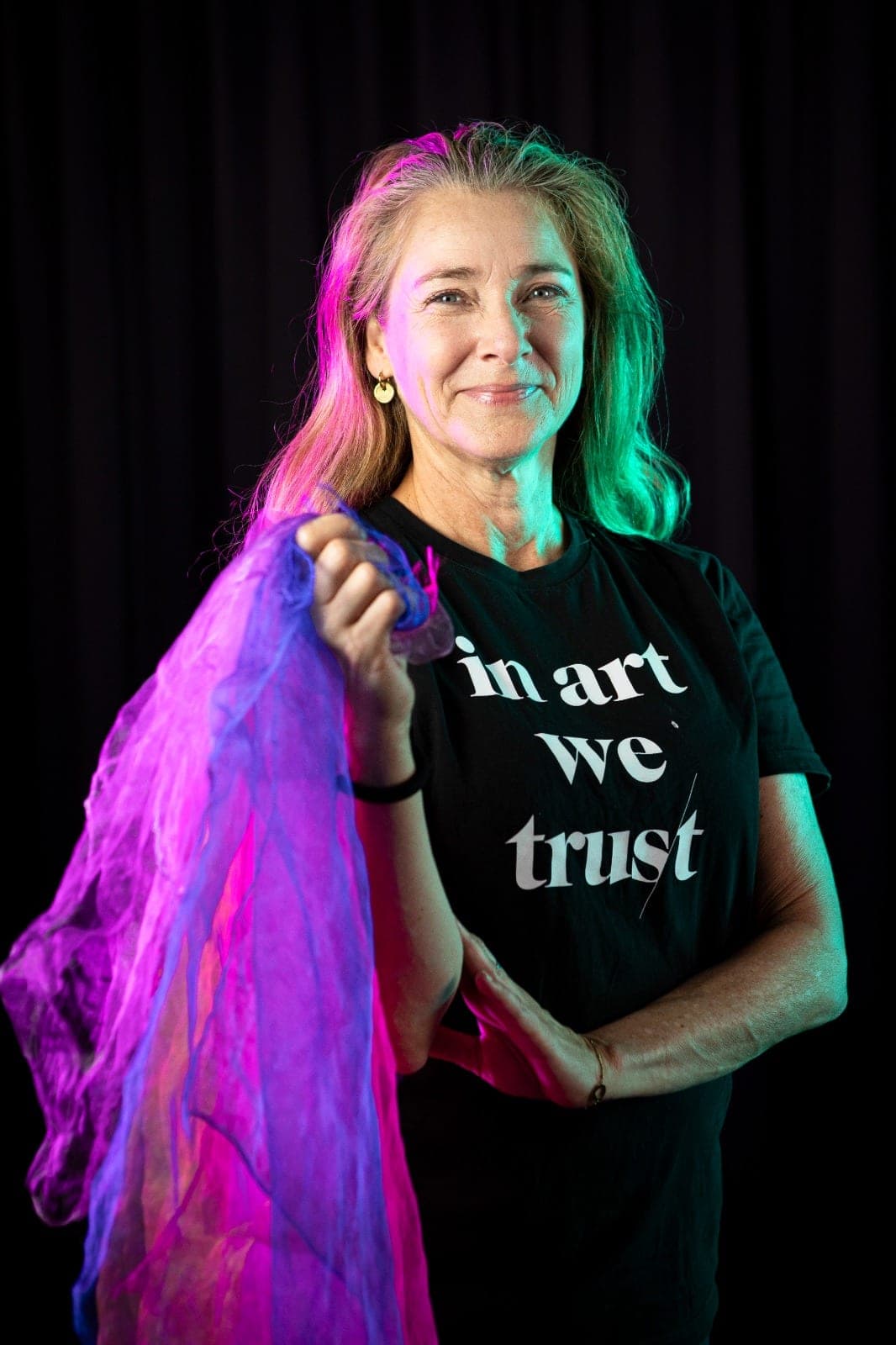 Dansdocent Helga Verrijp in een 'In art we trust'-shirt met een paarse sjaal
