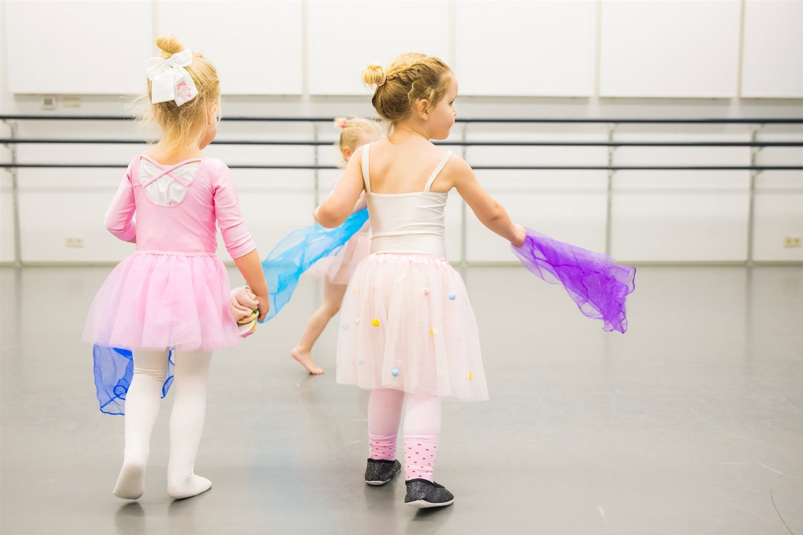 Twee meisjes dansen samen met sjaals